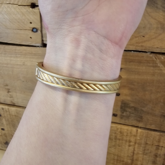 Vintage matte goldtone braided hinged bangle bracelet - Picture 4 of 8